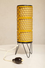 Nieduża jednopunktowa metalowa żółta lampa stołowa/nocna tripod z ażurowym kloszem w kształcie walca z papierowym dyfuzorem, Czechosłowacja, lata 50. - obrazek 6