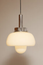 Mleczno-biała jednopunktowa szklana lampa wisząca/sufitowa z kloszem w kształcie grzyba w stylu Mazzega z chromowanym metalowym kapturkiem i metalową biała podsufitką, Włochy, lata 70. - obrazek 17