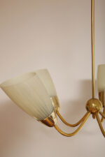 Pięciopunktowy metalowy żyrandol/lampa sufitowa/lampa wisząca w kolorze starego złota ze szklanymi jasnokremowymi kloszami w cienkie paski, Mid Century Modern, Czechosłowacja, lata 70. - obrazek 7