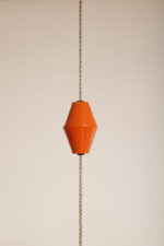 Metalowa jednopunktowa pomarańczowa lampa wisząca/sufitowa z mlecznobiałym szklanym kloszem i możliwością regulacji długości zwisu, Czechosłowacja, lata 60. - obrazek 7