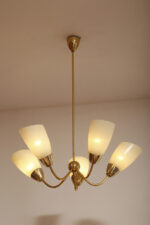 Pięciopunktowy metalowy żyrandol/lampa sufitowa/lampa wisząca w kolorze starego złota ze szklanymi jasnokremowymi kloszami w cienkie paski, Mid Century Modern, Czechosłowacja, lata 70. - obrazek 8
