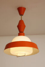 Metalowa jednopunktowa pomarańczowa lampa wisząca/sufitowa z mlecznobiałym szklanym kloszem i możliwością regulacji długości zwisu, Czechosłowacja, lata 60. - obrazek 8