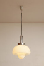 Mleczno-biała jednopunktowa szklana lampa wisząca/sufitowa z kloszem w kształcie grzyba w stylu Mazzega z chromowanym metalowym kapturkiem i metalową biała podsufitką, Włochy, lata 70. - obrazek 3