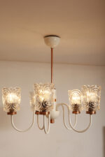 Pięciopunktowa duża biała metalowa lampa sufitowa/wisząca retro z miedzianymi elementami i szklanymi fakturowymi kloszami, Drukov TYP T3275, Czechosłowacja, lata 70. - obrazek 9