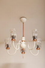 Pięciopunktowa duża biała metalowa lampa sufitowa/wisząca retro z miedzianymi elementami i szklanymi fakturowymi kloszami, Drukov TYP T3275, Czechosłowacja, lata 70. - obrazek 10