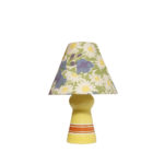 Jednopunkowa lampa nocna/stołowa/biurkowa z porcelanową żółtą podstawą ręcznie zdobioną pomarańczowymi i białymi poziomymi paskami i nakładanym bawełnianym kloszem w motywy kwiatowe, ZPS Ćmielów, Polska, lata 70.