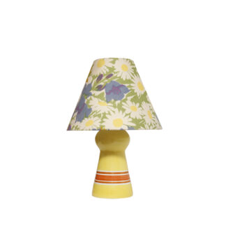 Jednopunkowa lampa nocna/stołowa/biurkowa z porcelanową żółtą podstawą ręcznie zdobioną pomarańczowymi i białymi poziomymi paskami i nakładanym bawełnianym kloszem w motywy kwiatowe, ZPS Ćmielów, Polska, lata 70.