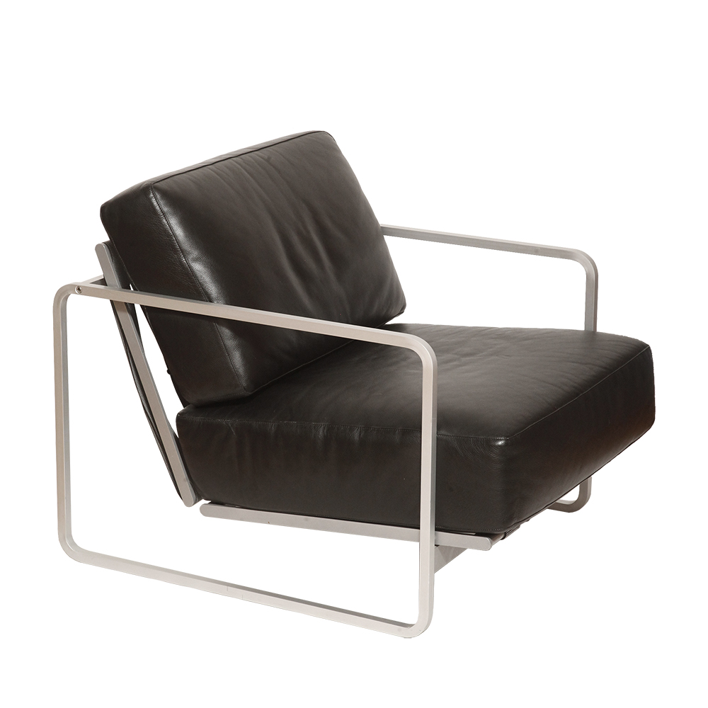 Alfredo Häberli zanotta, Zanotta Zurigo vintage chair, Alfredo Häberli zurigo chair, fotel Zanotta, zurigo vintage chair, fotel vintage Zanotta, zurigo Zanotta chair, fotel Alfredo Häberli, vintage chair, Christoper Marchanda, fotel vintage Alfredo Häberli, fotel vintage, Christoper Marchanda chair, fotel zurigo, Christoper Marchanda design, fotel vintage zurigo, Alfredo Häberli, Christoper Marchanda style, Alfredo Häberli chair, Christoper Marchanda Zanotta chair, Alfredo Häberli design, Zanotta chair, Alfredo Häberli style, zanotta vintage chair Niski, ażurowy, szeroki fotel „Zurigo” z dwoma poduchami z naturalnej czarnej skóry umieszczonymi na aluminiowej minimalistycznej konstrukcji, projekt Alfredo Häberli oraz Christoper Marchanda dla marki Zanotta, Włochy, wzór z 1999 roku - obrazek 1