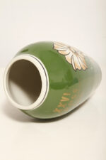 Smukły zielony porcelitowy ręcznie malowany w motywy kwiatowe wazon okolicznościowy z szerokim wlewem, Zakłady Porcelany Stołowej Chodzież, Polska, 1990 rok - obrazek 11