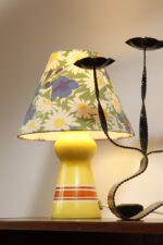 Jednopunkowa lampa nocna/stołowa/biurkowa z porcelanową żółtą podstawą ręcznie zdobioną pomarańczowymi i białymi poziomymi paskami i nakładanym bawełnianym kloszem w motywy kwiatowe, ZPS Ćmielów, Polska, lata 70. - obrazek 15