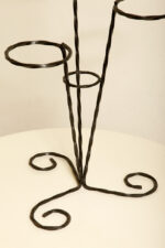 Trzypoziomowy czarny metalowy kwietnik z giętego prętu zbrojeniowego z trzema okrągłymi uchwytami na doniczki o różnej średnicy, Francja, lata 60. - obrazek 17