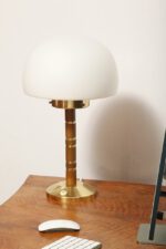 Jednopunktowa lampa biurkowa ze szklanym mlecznobiałym kloszem typu "Grzybek" na złotej metalowej konstrukcji z drewnianymi wstawkami, Lidokov, Czechosłowacja, lata 70. - obrazek 16