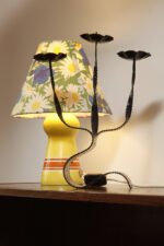 Jednopunkowa lampa nocna/stołowa/biurkowa z porcelanową żółtą podstawą ręcznie zdobioną pomarańczowymi i białymi poziomymi paskami i nakładanym bawełnianym kloszem w motywy kwiatowe, ZPS Ćmielów, Polska, lata 70. - obrazek 18