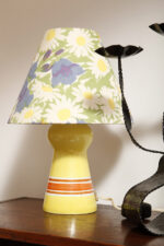 Jednopunkowa lampa nocna/stołowa/biurkowa z porcelanową żółtą podstawą ręcznie zdobioną pomarańczowymi i białymi poziomymi paskami i nakładanym bawełnianym kloszem w motywy kwiatowe, ZPS Ćmielów, Polska, lata 70. - obrazek 19