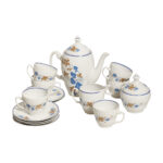 Biały porcelanowy z niebiesko-złotym kwiatowym nadrukiem serwis do kawy/herbaty, Włocławskie Zakłady Ceramiki Stołowej, Polska lata 70.