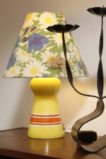 Jednopunkowa lampa nocna/stołowa/biurkowa z porcelanową żółtą podstawą ręcznie zdobioną pomarańczowymi i białymi poziomymi paskami i nakładanym bawełnianym kloszem w motywy kwiatowe, ZPS Ćmielów, Polska, lata 70. - obrazek 2