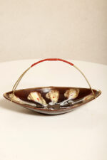Brązowa ręcznie zdobiona szkliwiona w połysku ceramiczna patera w kształcie łódki z metalowym zdejmowanym złotym uchwytem, Mid Century Modern, Niemcy, lata 60. - obrazek 28
