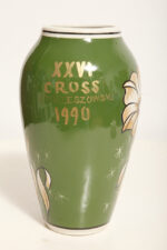 Smukły zielony porcelitowy ręcznie malowany w motywy kwiatowe wazon okolicznościowy z szerokim wlewem, Zakłady Porcelany Stołowej Chodzież, Polska, 1990 rok - obrazek 3