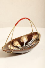 Brązowa ręcznie zdobiona szkliwiona w połysku ceramiczna patera w kształcie łódki z metalowym zdejmowanym złotym uchwytem, Mid Century Modern, Niemcy, lata 60. - obrazek 35