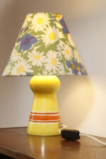Jednopunkowa lampa nocna/stołowa/biurkowa z porcelanową żółtą podstawą ręcznie zdobioną pomarańczowymi i białymi poziomymi paskami i nakładanym bawełnianym kloszem w motywy kwiatowe, ZPS Ćmielów, Polska, lata 70. - obrazek 4