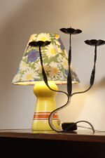 Jednopunkowa lampa nocna/stołowa/biurkowa z porcelanową żółtą podstawą ręcznie zdobioną pomarańczowymi i białymi poziomymi paskami i nakładanym bawełnianym kloszem w motywy kwiatowe, ZPS Ćmielów, Polska, lata 70. - obrazek 7