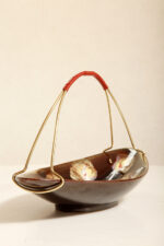 Brązowa ręcznie zdobiona szkliwiona w połysku ceramiczna patera w kształcie łódki z metalowym zdejmowanym złotym uchwytem, Mid Century Modern, Niemcy, lata 60. - obrazek 10