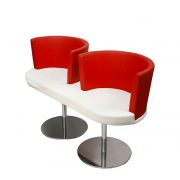 Biało czerwona skórzana dwuosobowa sofa vintage na chromowanych nogach, lata 80.